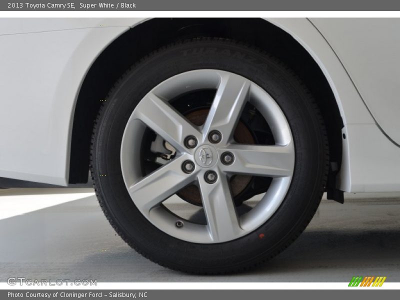 Super White / Black 2013 Toyota Camry SE