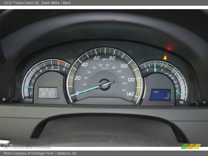 Super White / Black 2013 Toyota Camry SE