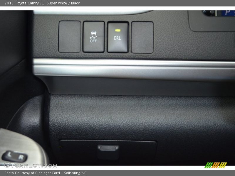 Super White / Black 2013 Toyota Camry SE