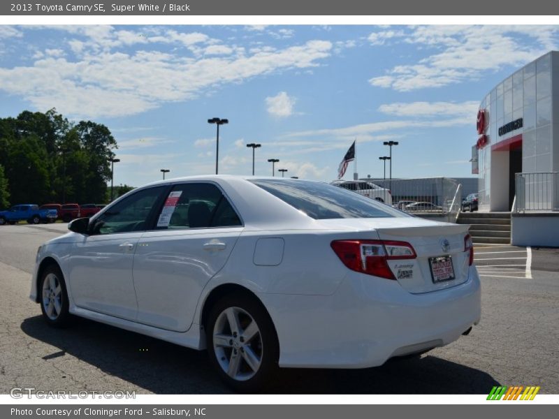 Super White / Black 2013 Toyota Camry SE