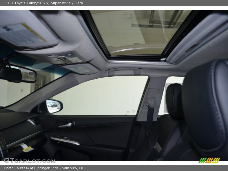 Super White / Black 2013 Toyota Camry SE V6