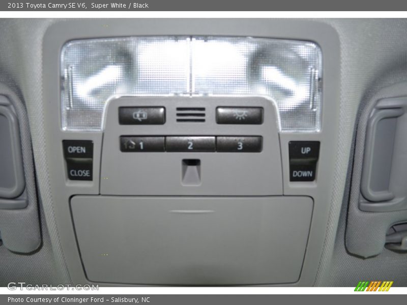 Super White / Black 2013 Toyota Camry SE V6