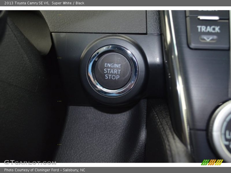 Super White / Black 2013 Toyota Camry SE V6