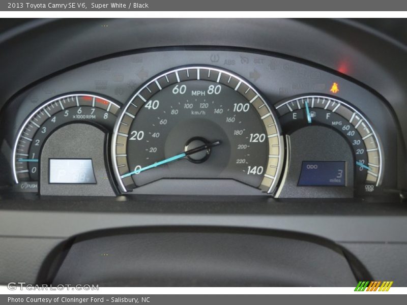 Super White / Black 2013 Toyota Camry SE V6