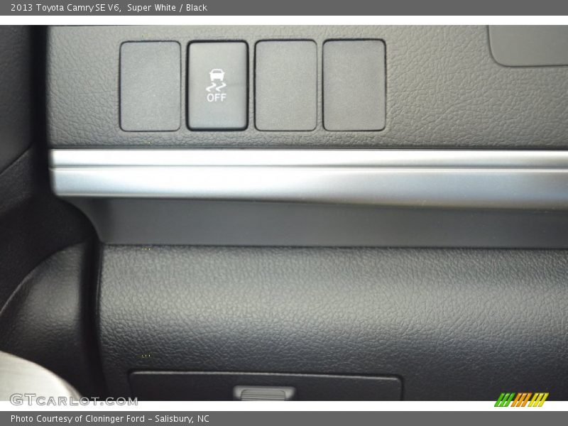 Super White / Black 2013 Toyota Camry SE V6