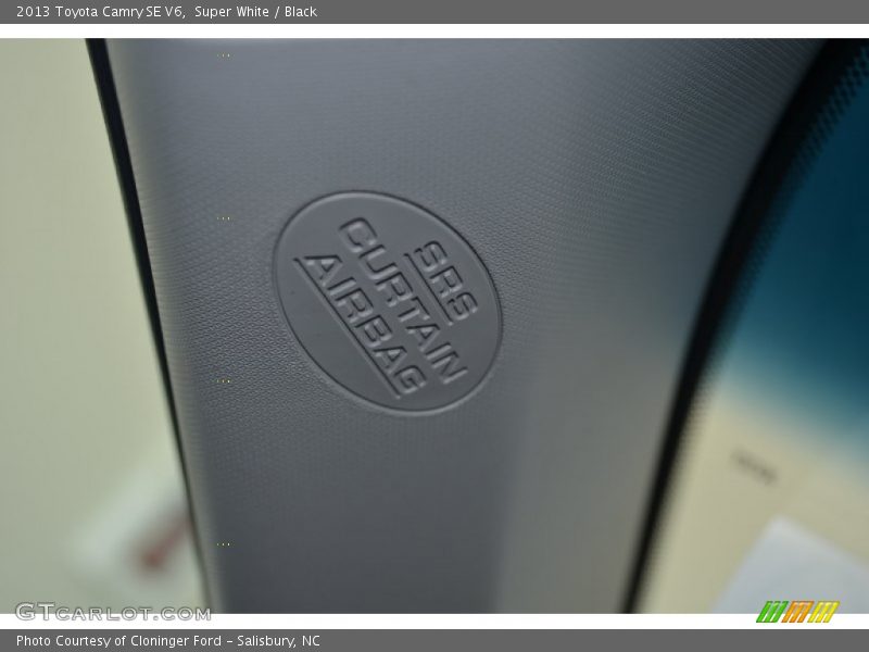 Super White / Black 2013 Toyota Camry SE V6