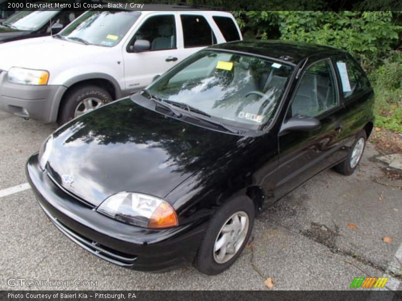 Front 3/4 View of 2000 Metro LSi Coupe