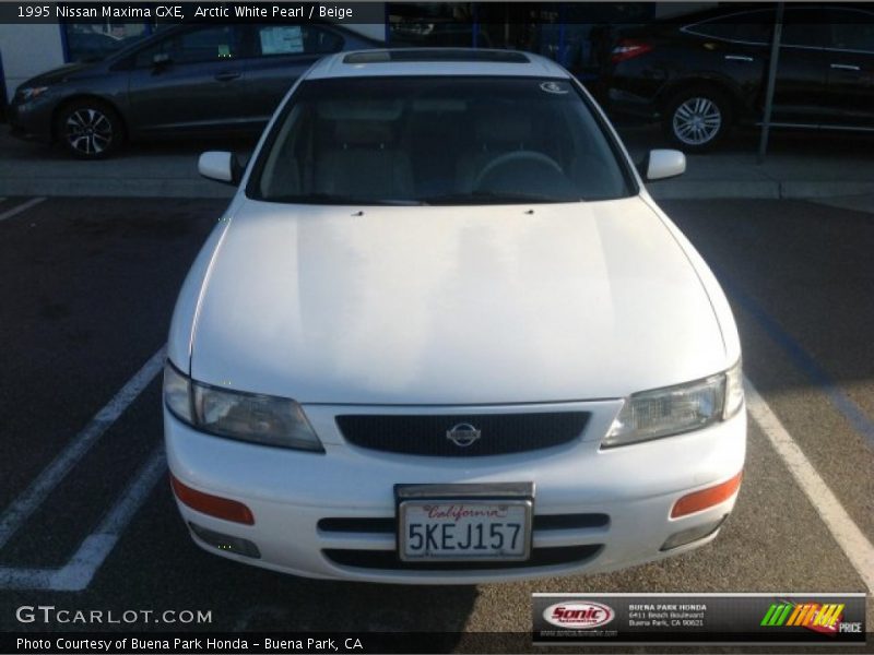 Arctic White Pearl / Beige 1995 Nissan Maxima GXE