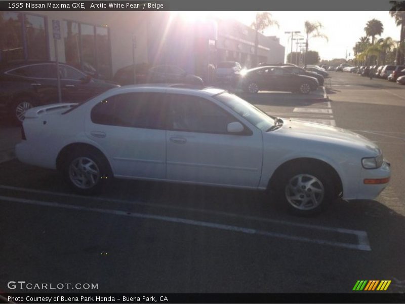Arctic White Pearl / Beige 1995 Nissan Maxima GXE