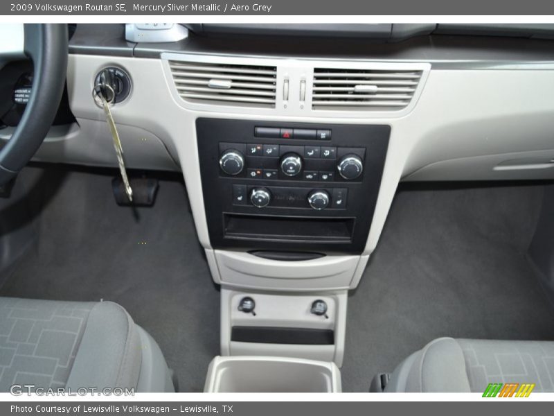 Mercury Sliver Metallic / Aero Grey 2009 Volkswagen Routan SE