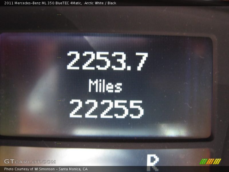 Arctic White / Black 2011 Mercedes-Benz ML 350 BlueTEC 4Matic