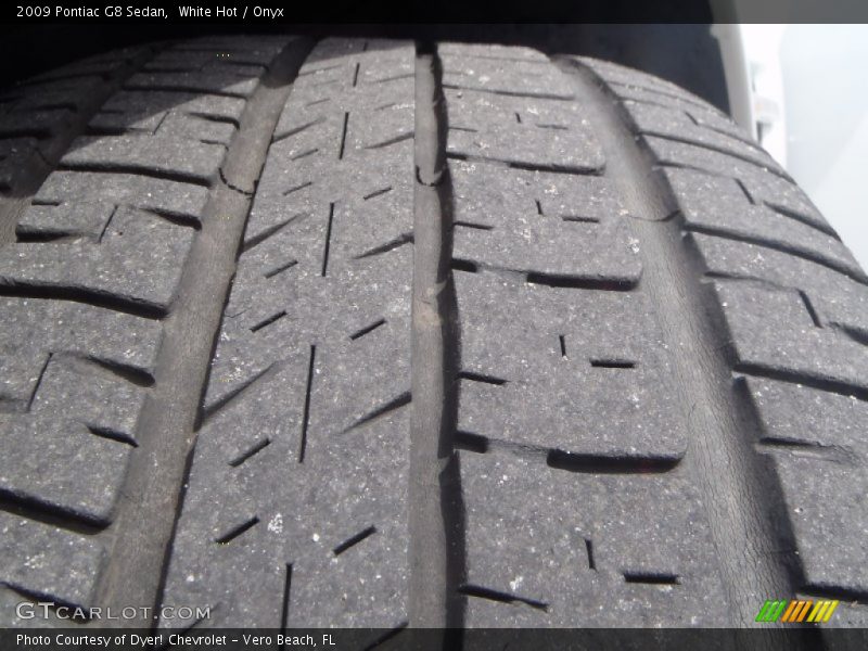 White Hot / Onyx 2009 Pontiac G8 Sedan