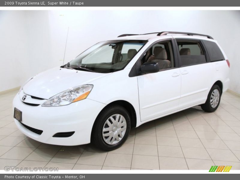 Front 3/4 View of 2009 Sienna LE