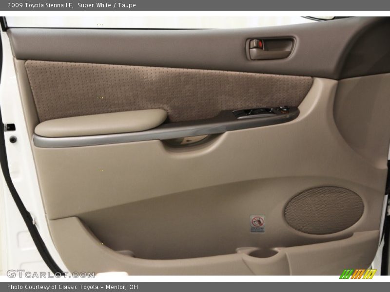 Super White / Taupe 2009 Toyota Sienna LE