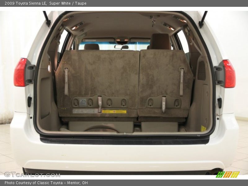 Super White / Taupe 2009 Toyota Sienna LE