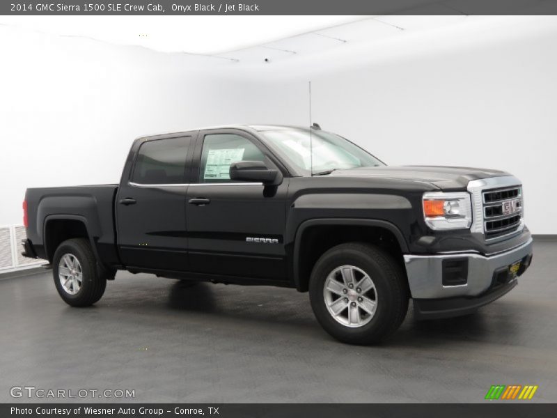 Front 3/4 View of 2014 Sierra 1500 SLE Crew Cab