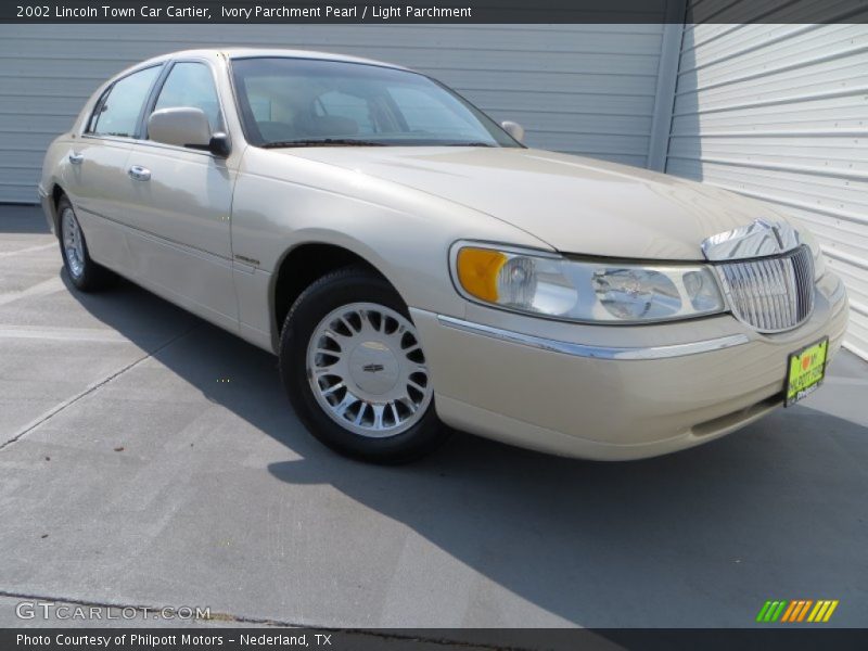 Ivory Parchment Pearl / Light Parchment 2002 Lincoln Town Car Cartier