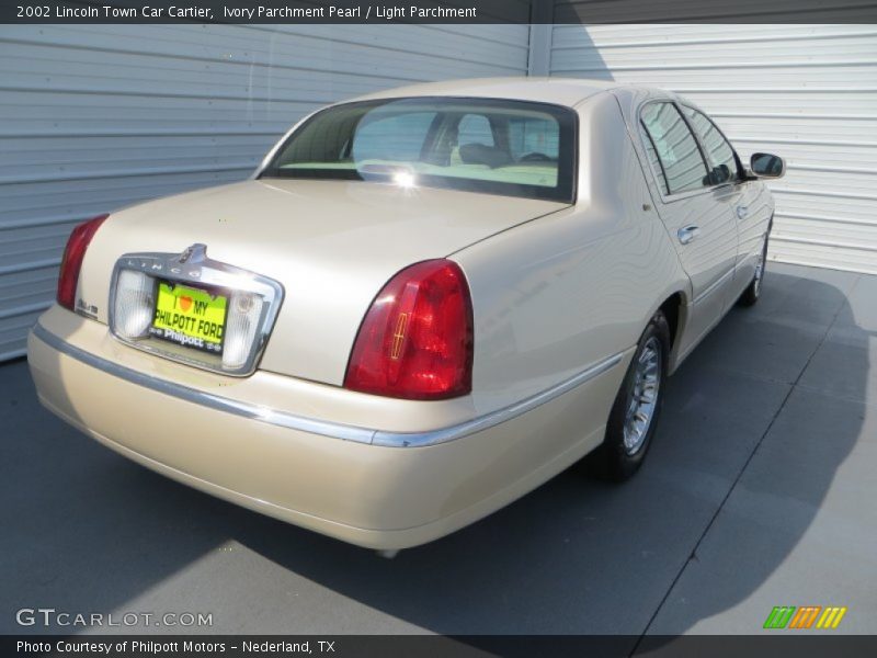 Ivory Parchment Pearl / Light Parchment 2002 Lincoln Town Car Cartier