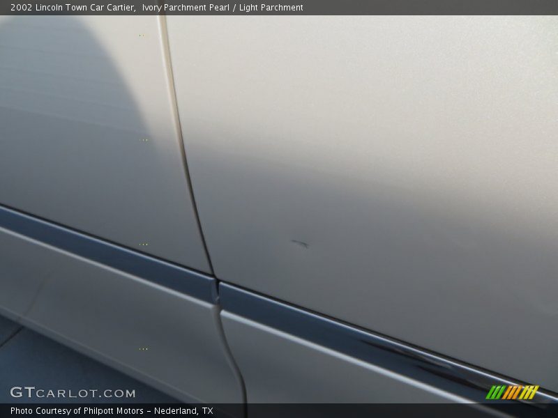 Ivory Parchment Pearl / Light Parchment 2002 Lincoln Town Car Cartier