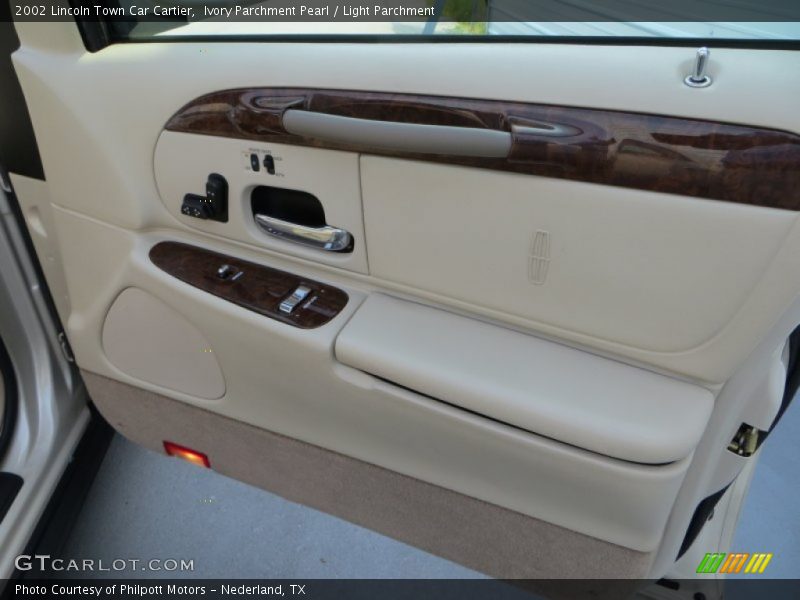 Ivory Parchment Pearl / Light Parchment 2002 Lincoln Town Car Cartier