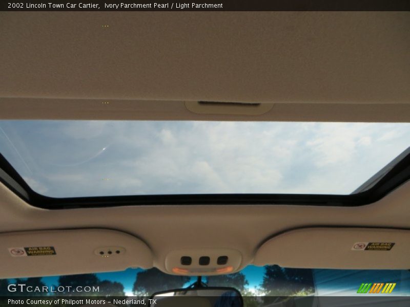 Ivory Parchment Pearl / Light Parchment 2002 Lincoln Town Car Cartier