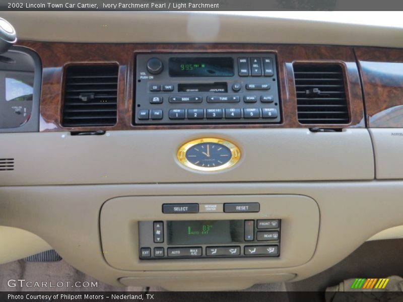 Ivory Parchment Pearl / Light Parchment 2002 Lincoln Town Car Cartier