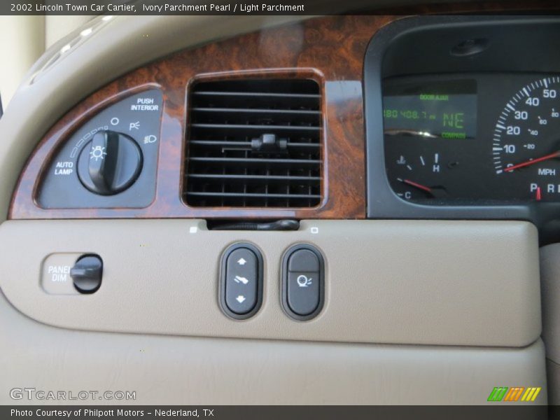 Ivory Parchment Pearl / Light Parchment 2002 Lincoln Town Car Cartier