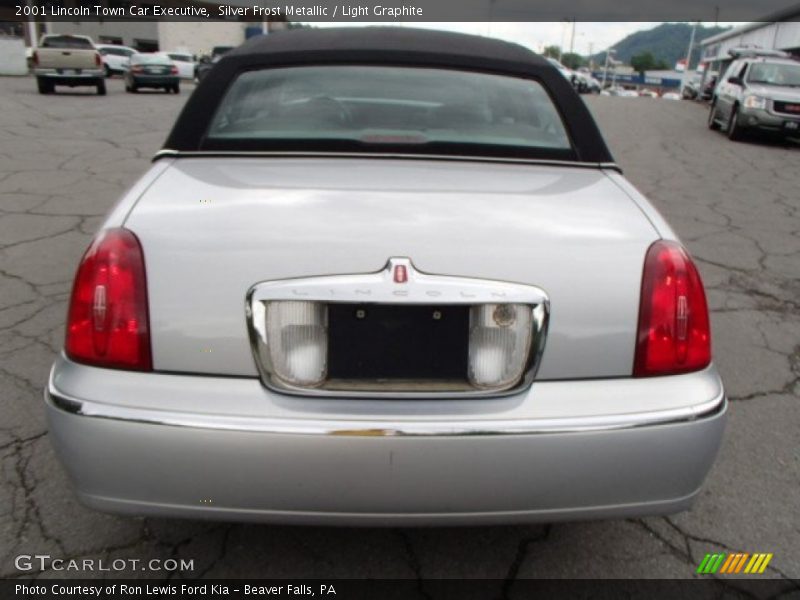 Silver Frost Metallic / Light Graphite 2001 Lincoln Town Car Executive