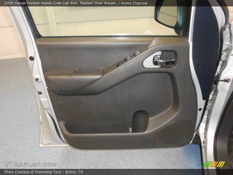 Radiant Silver Metallic / Nismo Charcoal 2005 Nissan Frontier Nismo Crew Cab 4x4