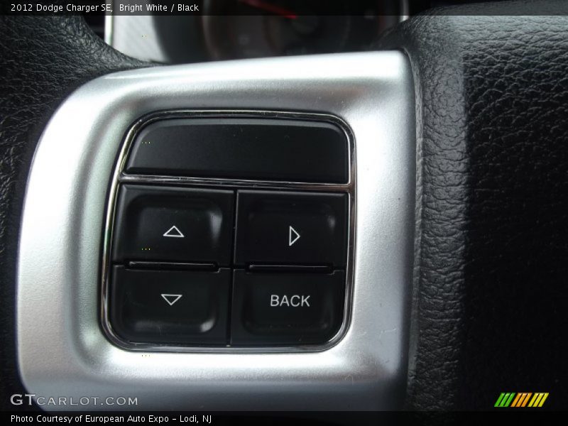 Bright White / Black 2012 Dodge Charger SE