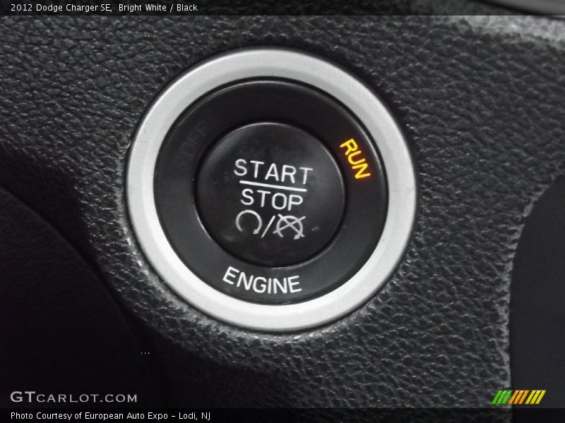 Bright White / Black 2012 Dodge Charger SE
