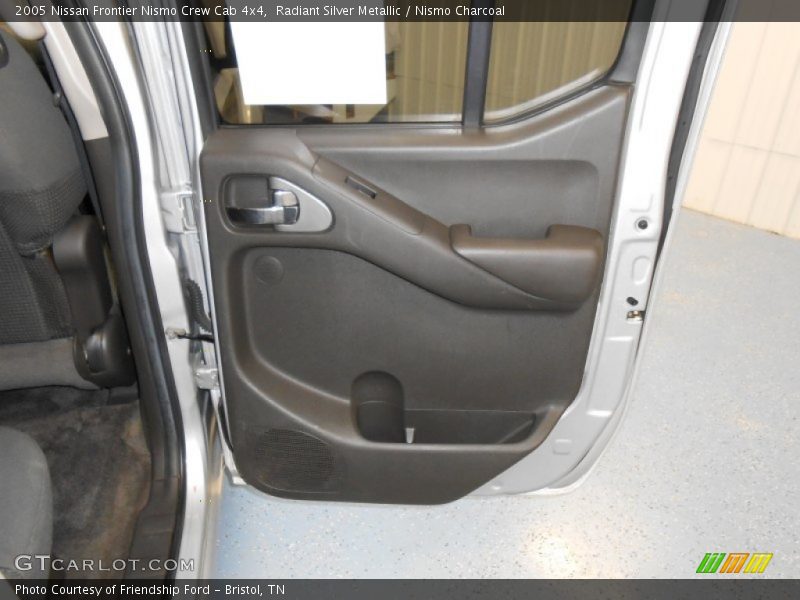 Radiant Silver Metallic / Nismo Charcoal 2005 Nissan Frontier Nismo Crew Cab 4x4