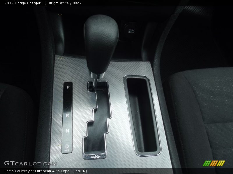 Bright White / Black 2012 Dodge Charger SE