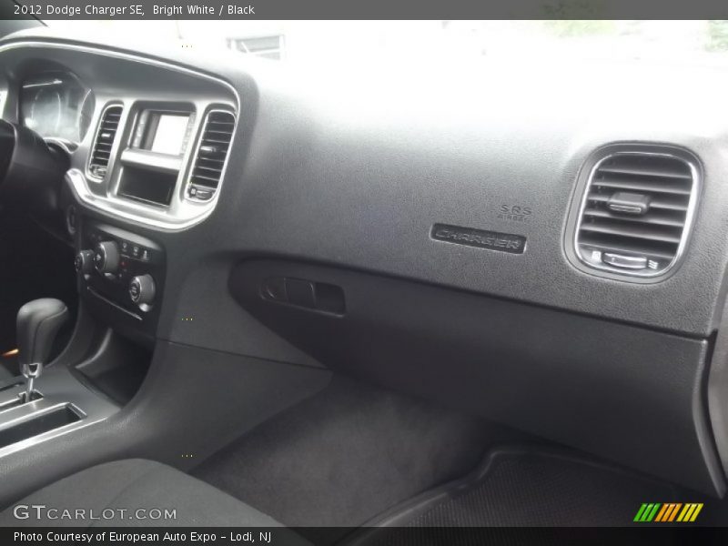 Bright White / Black 2012 Dodge Charger SE