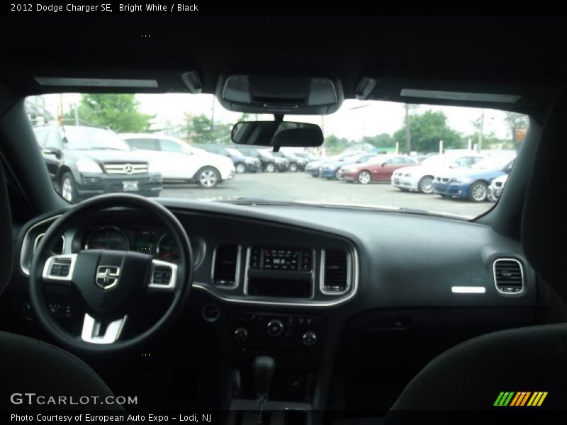 Bright White / Black 2012 Dodge Charger SE