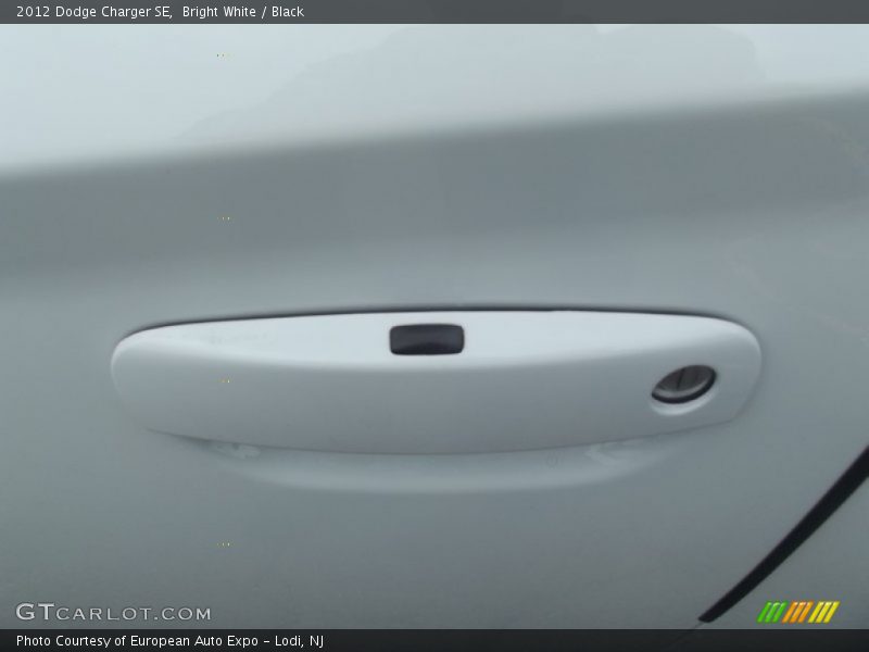 Bright White / Black 2012 Dodge Charger SE