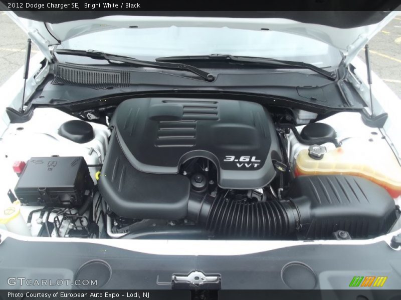 Bright White / Black 2012 Dodge Charger SE