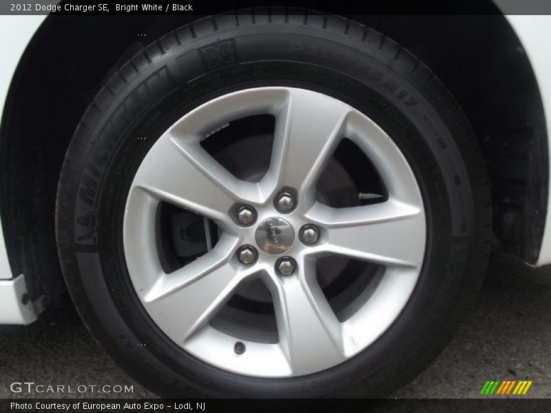 Bright White / Black 2012 Dodge Charger SE
