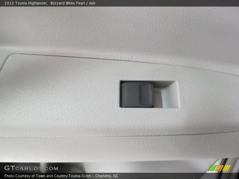 Blizzard White Pearl / Ash 2013 Toyota Highlander