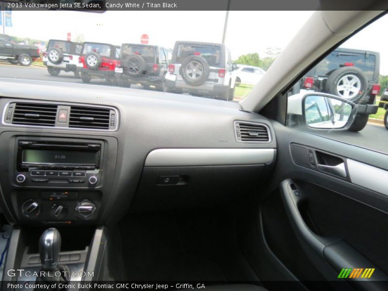 Candy White / Titan Black 2013 Volkswagen Jetta SE Sedan