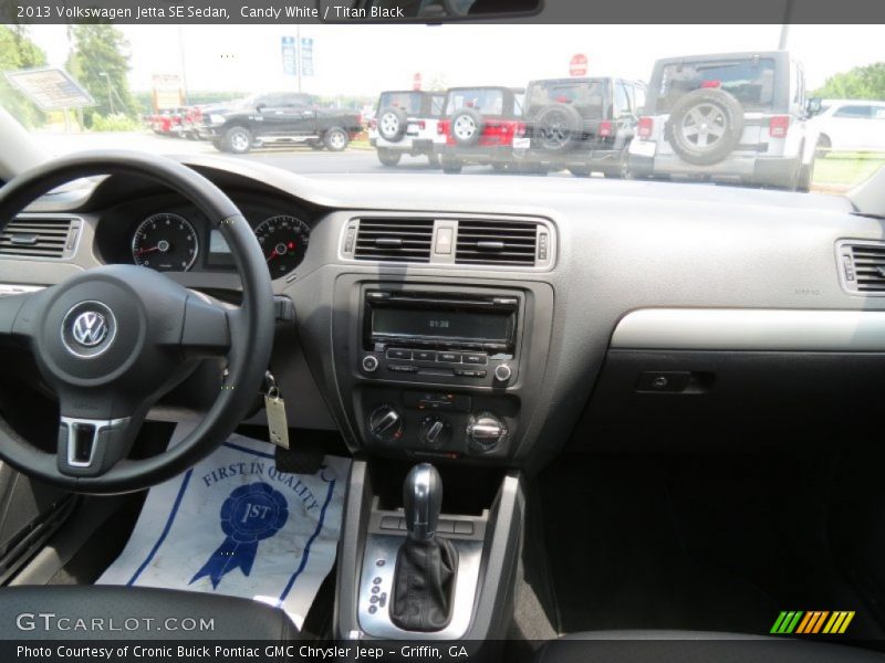 Candy White / Titan Black 2013 Volkswagen Jetta SE Sedan