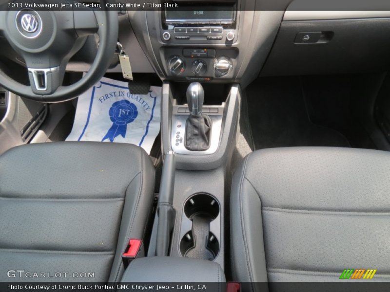 Candy White / Titan Black 2013 Volkswagen Jetta SE Sedan