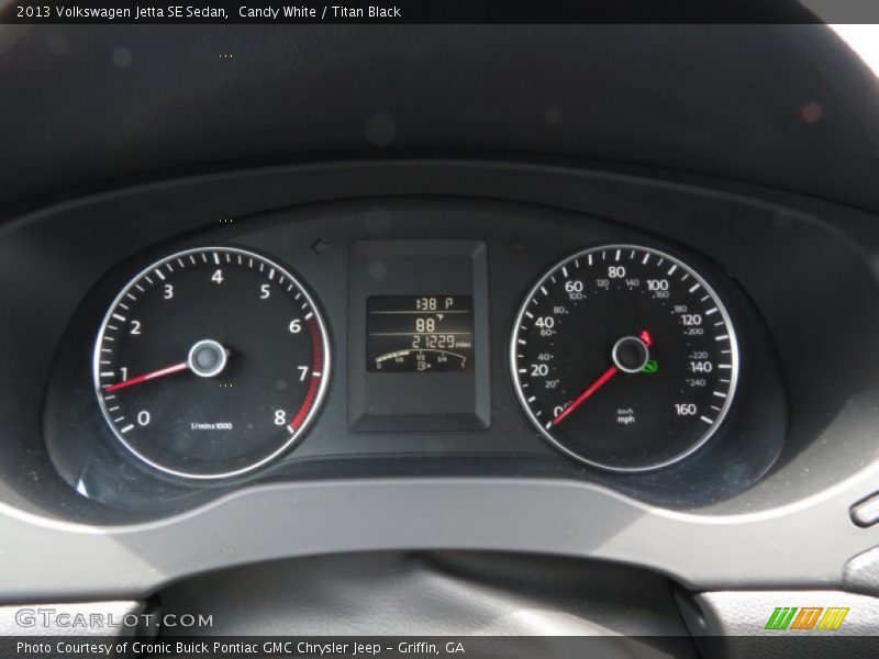 Candy White / Titan Black 2013 Volkswagen Jetta SE Sedan