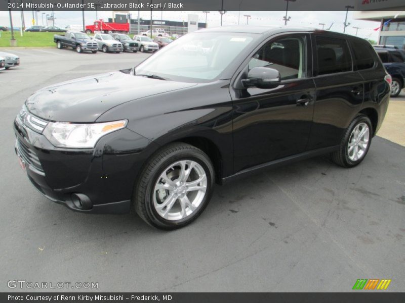 Front 3/4 View of 2014 Outlander SE