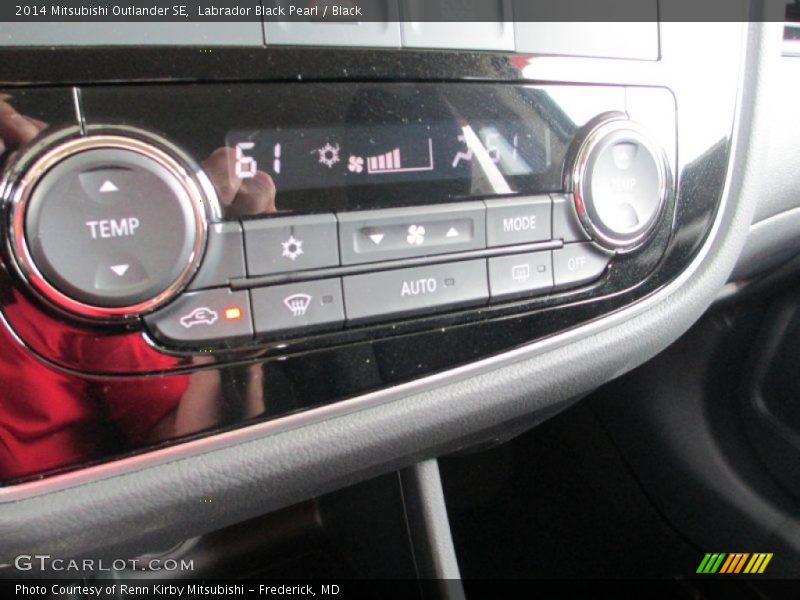 Labrador Black Pearl / Black 2014 Mitsubishi Outlander SE