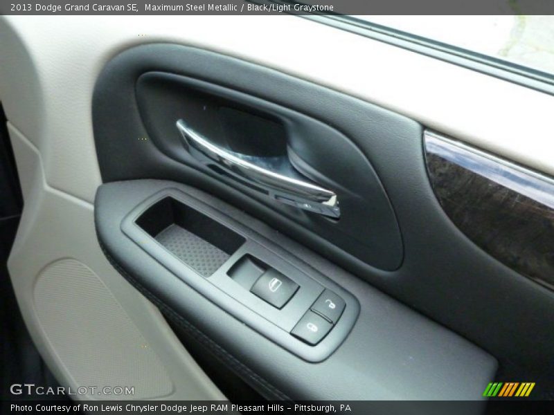 Maximum Steel Metallic / Black/Light Graystone 2013 Dodge Grand Caravan SE