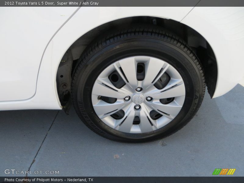 Super White / Ash Gray 2012 Toyota Yaris L 5 Door