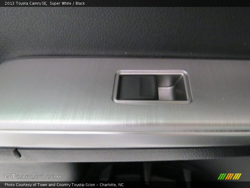 Super White / Black 2013 Toyota Camry SE