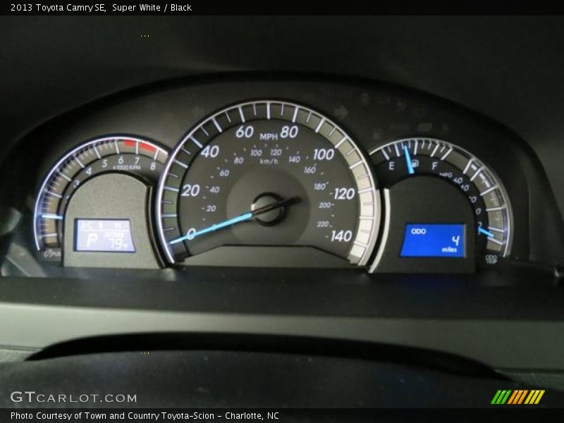 Super White / Black 2013 Toyota Camry SE