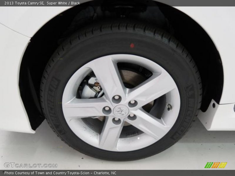 Super White / Black 2013 Toyota Camry SE